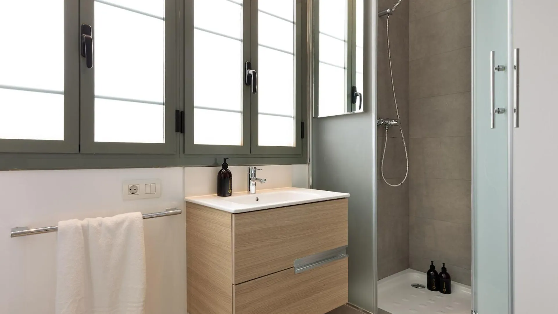 Ola Living Viladomat Barcelona 0*,